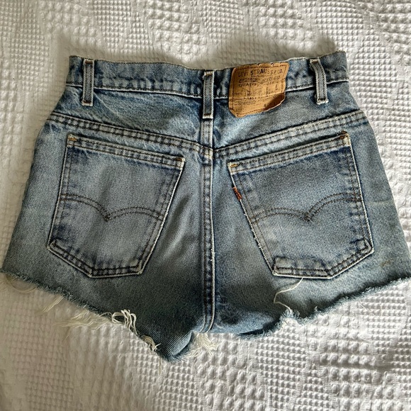 Vintage Levi’s Shorts - Picture 2 of 3
